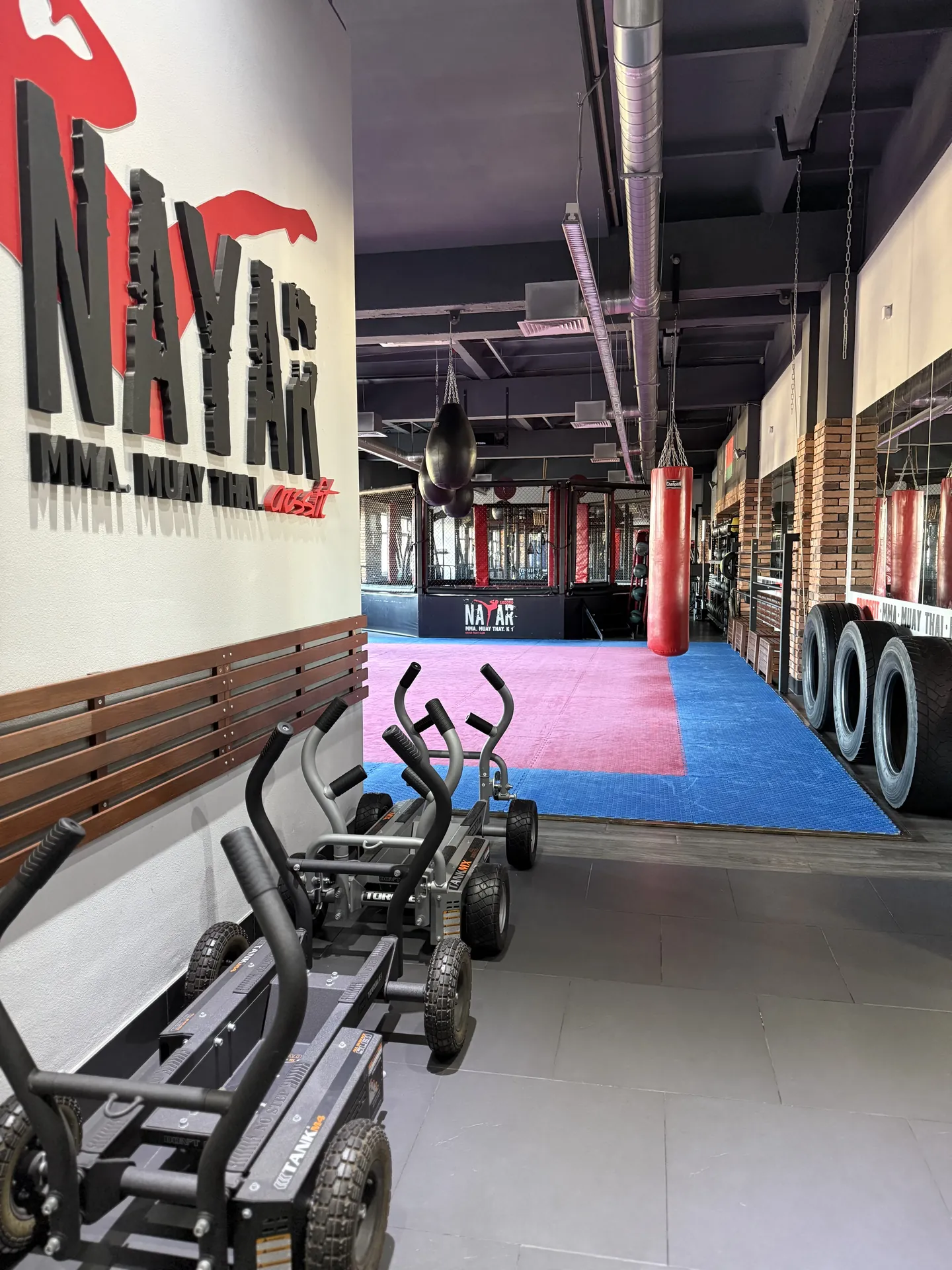 Вид из входной зоны на основной зал NAYAR